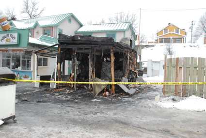 La cantine Chez Yvon ras e par les flammes